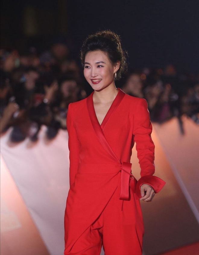 cctv晚间新闻档目女主持人姓名_央视东北女主持人名单_东北美女央视主持人