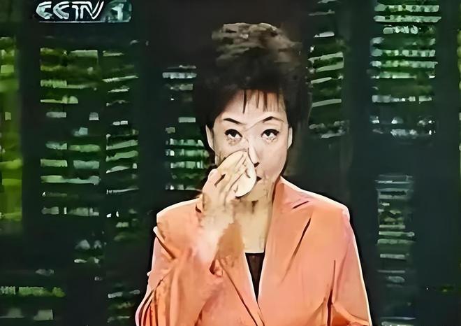 央视主持贺红梅：因一个动作退幕后，55岁升任高官，早已今非昔比