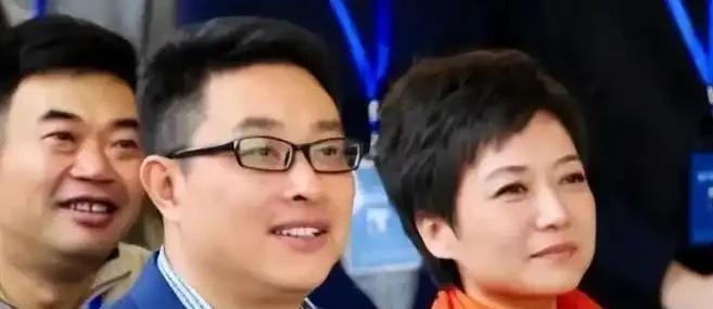 央视贺红梅 主持生涯 转岗幕后_cctv晚间新闻档目女主持人姓名