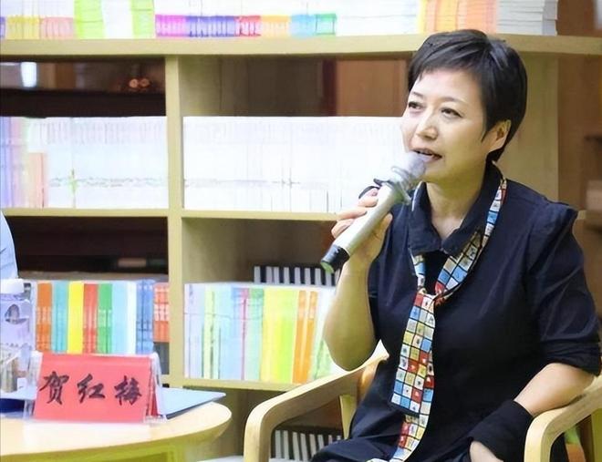 cctv晚间新闻档目女主持人姓名_央视贺红梅 主持生涯 转岗幕后