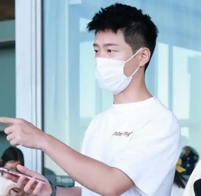 男生两边短发型_秋季男生发型推荐_90后男生发型两边推掉