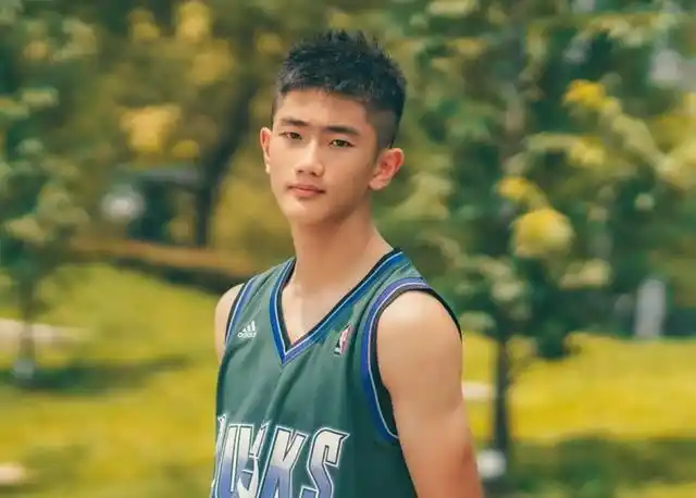 秋季男生发型推荐_男生两边短发型_90后男生发型两边推掉