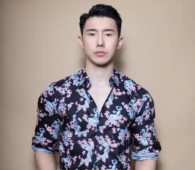 90后男生发型两边推掉_秋季男生发型推荐_男生两边短发型