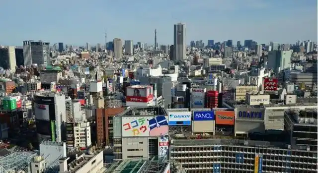 日本与美国关系复杂，历史恩怨难解，信任逐渐崩塌