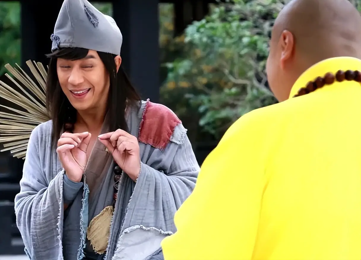 陈浩民脸部变化_陈浩民近况_56岁陈浩民现身福建街头显沧桑