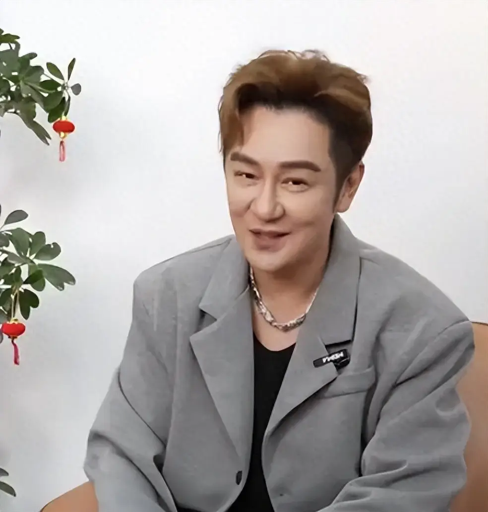 陈浩民脸部变化_56岁陈浩民现身福建街头显沧桑_陈浩民近况