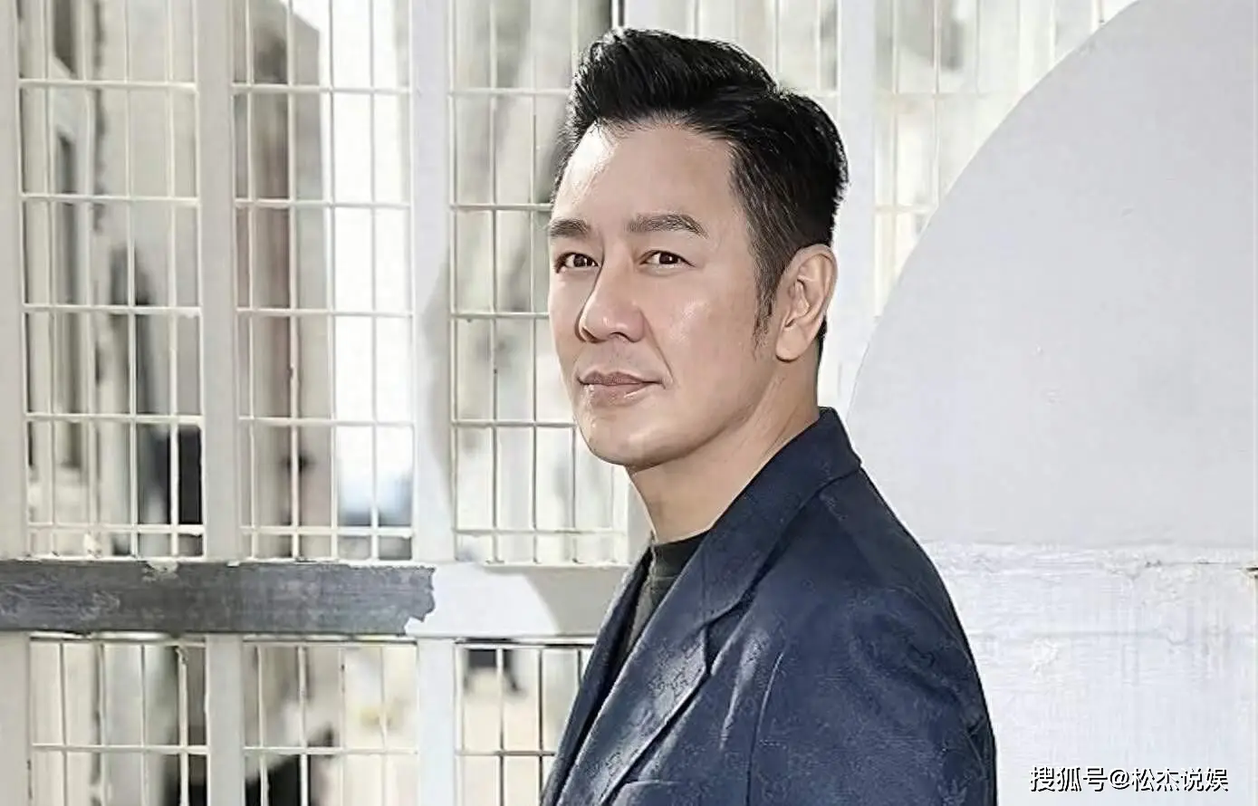 陈浩民走在街上无人认识，网友调侃已经过气，一家六口回香港定居