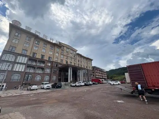 现代剧剧组外迁至西安郑州_短剧群演招募乱象:应聘先交培训费_横店短剧剧组数量减少