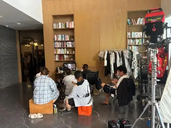 短剧群演招募乱象:应聘先交培训费_现代剧剧组外迁至西安郑州_横店短剧剧组数量减少