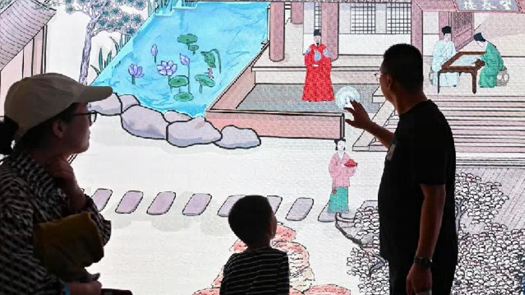 中老年演员培训骗局_短剧群演招募乱象:应聘先交培训费_日薪五千招霸总爹真相