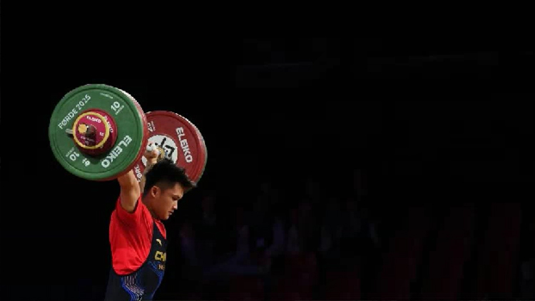 日薪五千招霸总爹真相_中老年演员培训骗局_短剧群演招募乱象:应聘先交培训费