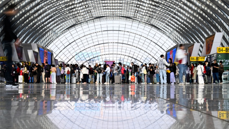 中老年演员培训骗局_日薪五千招霸总爹真相_短剧群演招募乱象:应聘先交培训费