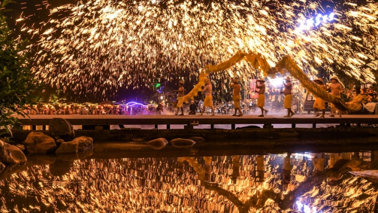 短剧群演招募乱象:应聘先交培训费_中老年演员培训骗局_日薪五千招霸总爹真相