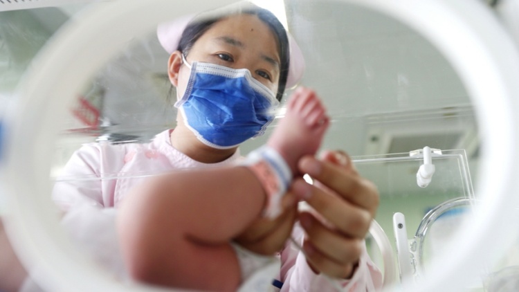 日薪五千招霸总爹真相_中老年演员培训骗局_短剧群演招募乱象:应聘先交培训费