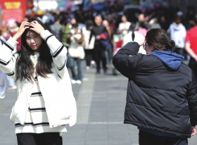 节后返工第一天暖阳相伴你和我 长沙街头短袖与羽绒服并存