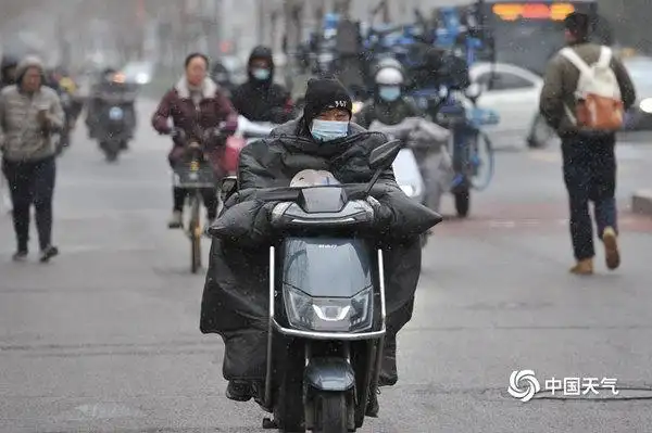 中东部降温羽绒服回归_返程大军遭遇南北气温差 毛衣换短袖_春捂指数地图