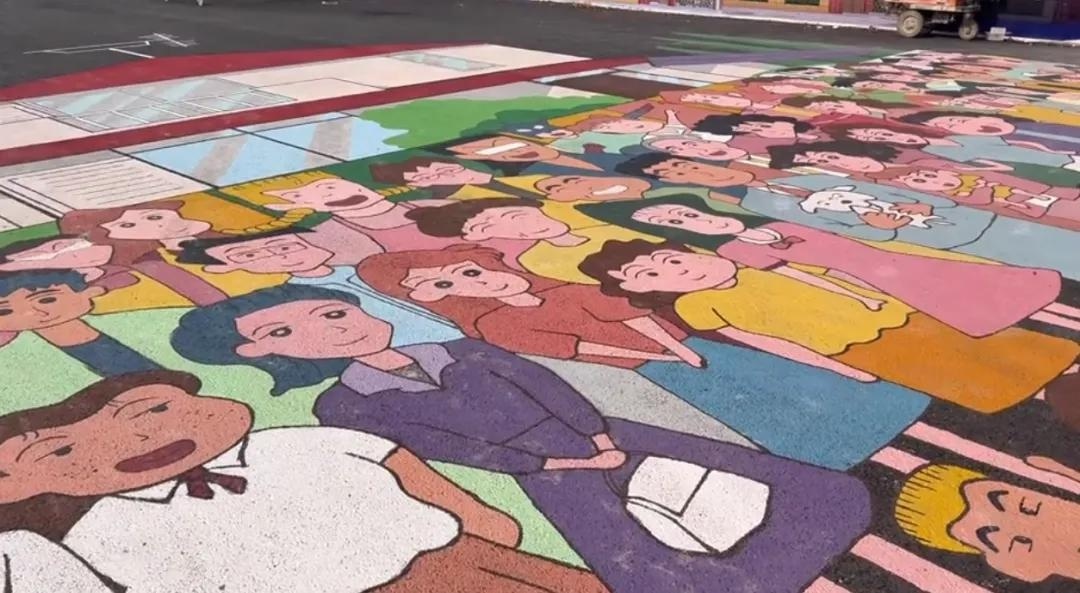 蜡笔小新下载_00后负债300万复刻蜡笔小新之家_返乡青年复刻春日部小镇