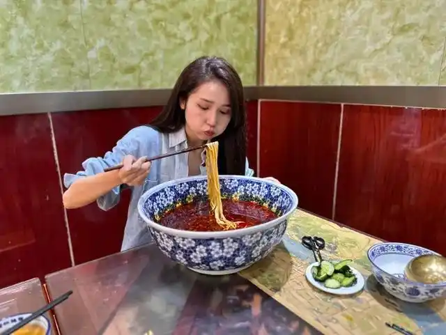 牛肉面馆一碗“管饱面”全网爆火_超大碗牛肉面做法_兰州张国仁牛肉面馆