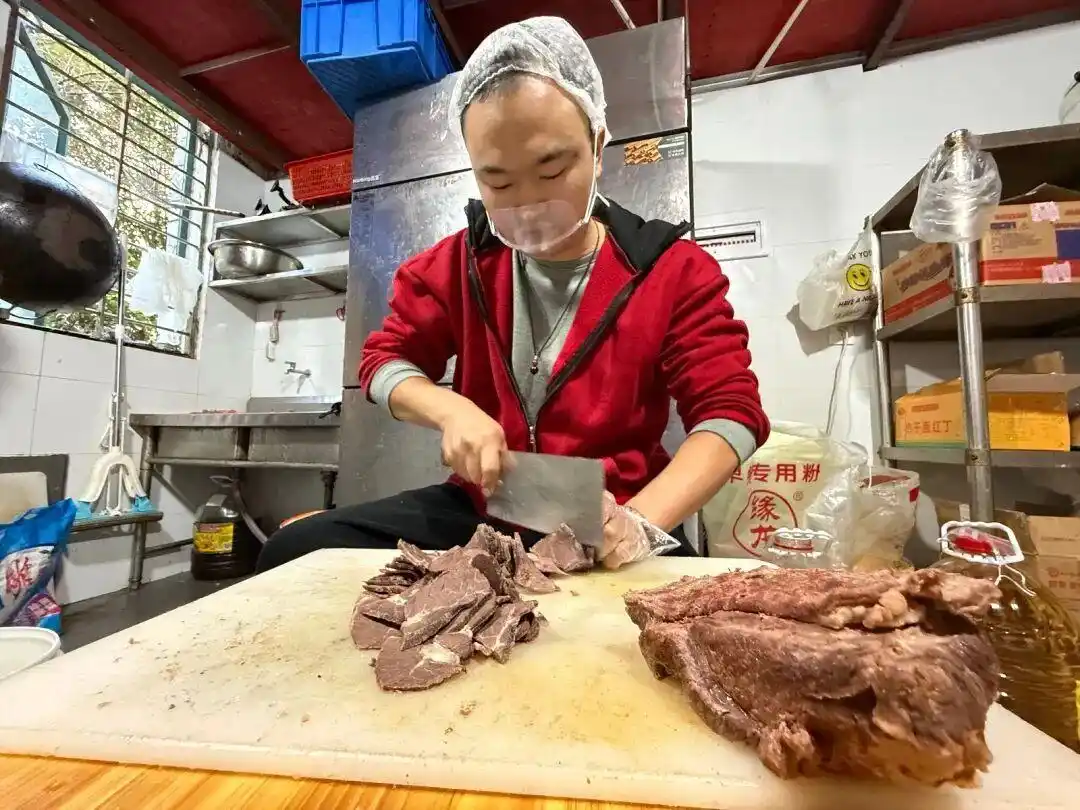 牛肉面馆一碗“管饱面”全网爆火_免费续面保证吃饱网红面店_武汉小面馆免费续面 tradition