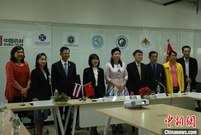 中国甘肃省卫健委与泰国卫生部签署传统医药合作备忘录