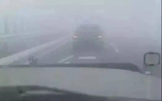 大雾预警升级为橙色!多地有特强浓雾_雾天安全驾驶常识_山东大雾预警信号