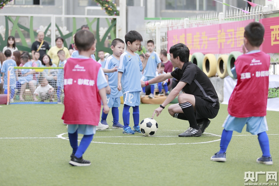 幼儿足球教育_幼儿园里足球运动的乐趣_幼儿足球发展现状