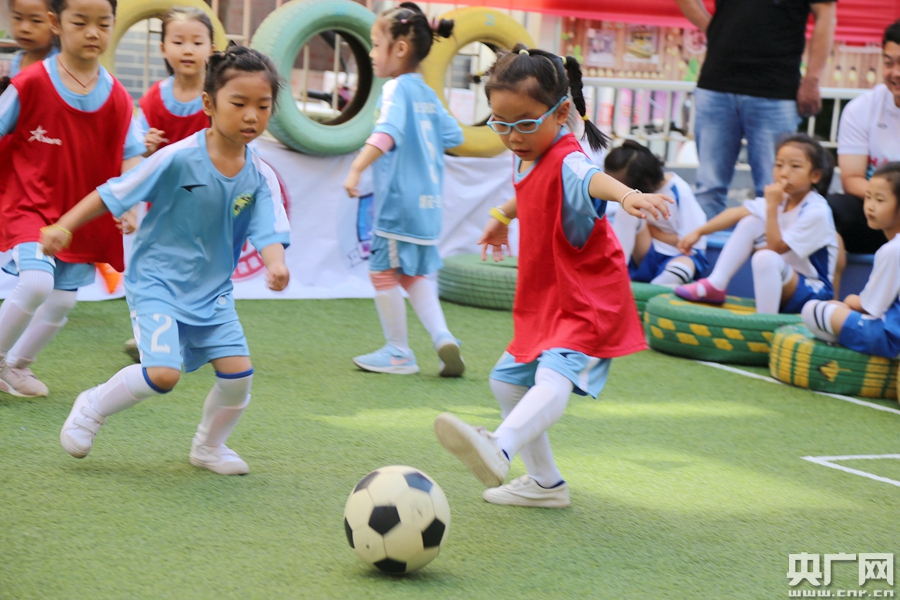 幼儿足球教育_幼儿园里足球运动的乐趣_幼儿足球发展现状
