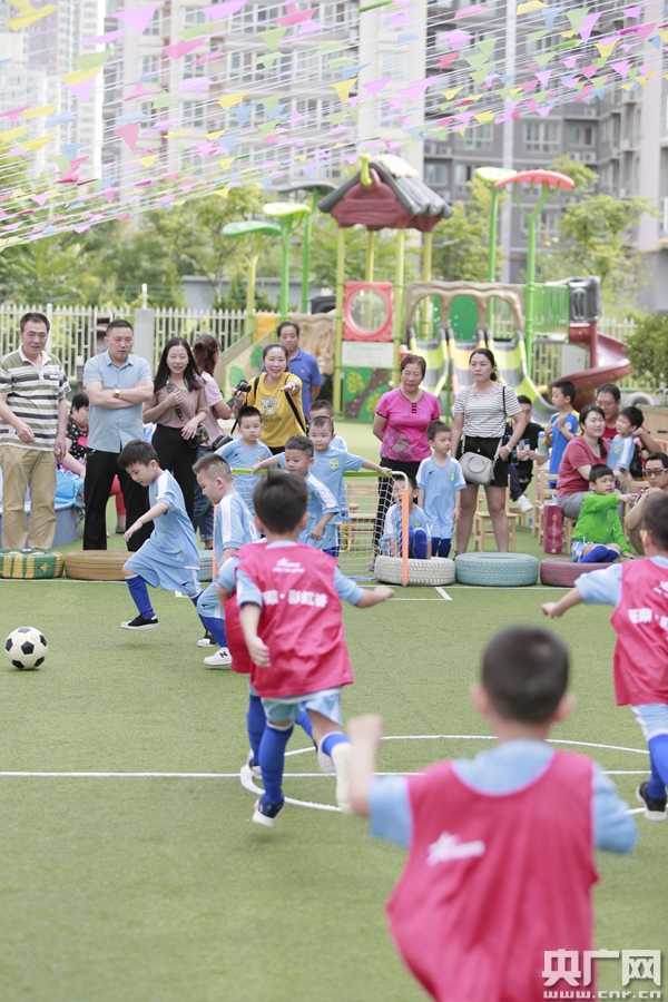 幼儿足球教育_幼儿园里足球运动的乐趣_幼儿足球发展现状