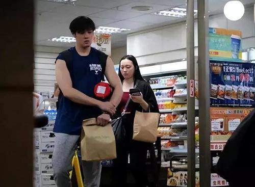 寇家瑞父亲_寇家瑞个人生活_寇世勋父子合照