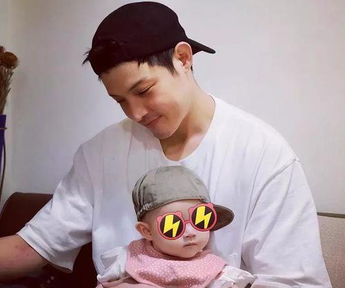 寇家瑞父亲_寇家瑞个人生活_寇世勋父子合照