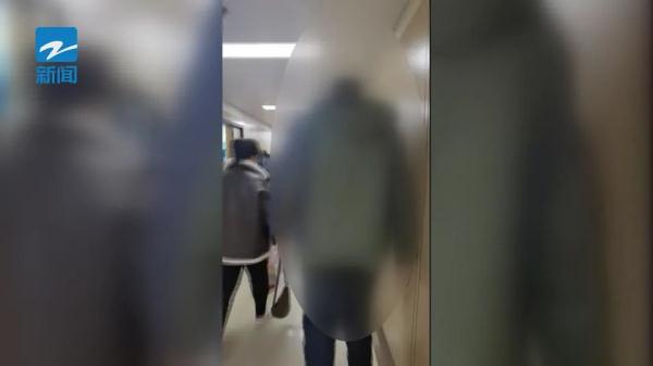 小伙一年长高35厘米！医生提醒：这些日常变化要注意