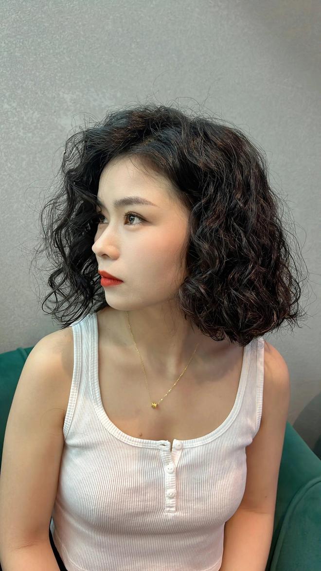 短发烫卷发型_短发烫发型图片_齐脖短发烫发教程