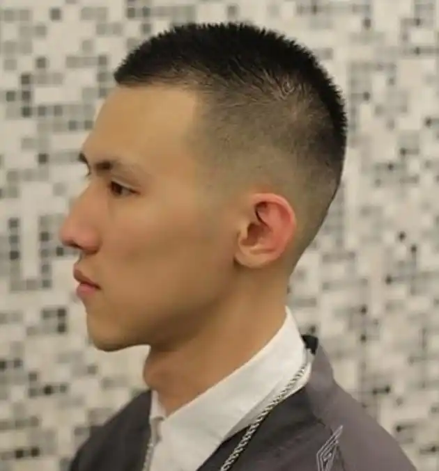 男生发型名称图片_男士寸头发型_男士偏分刻痕发型
