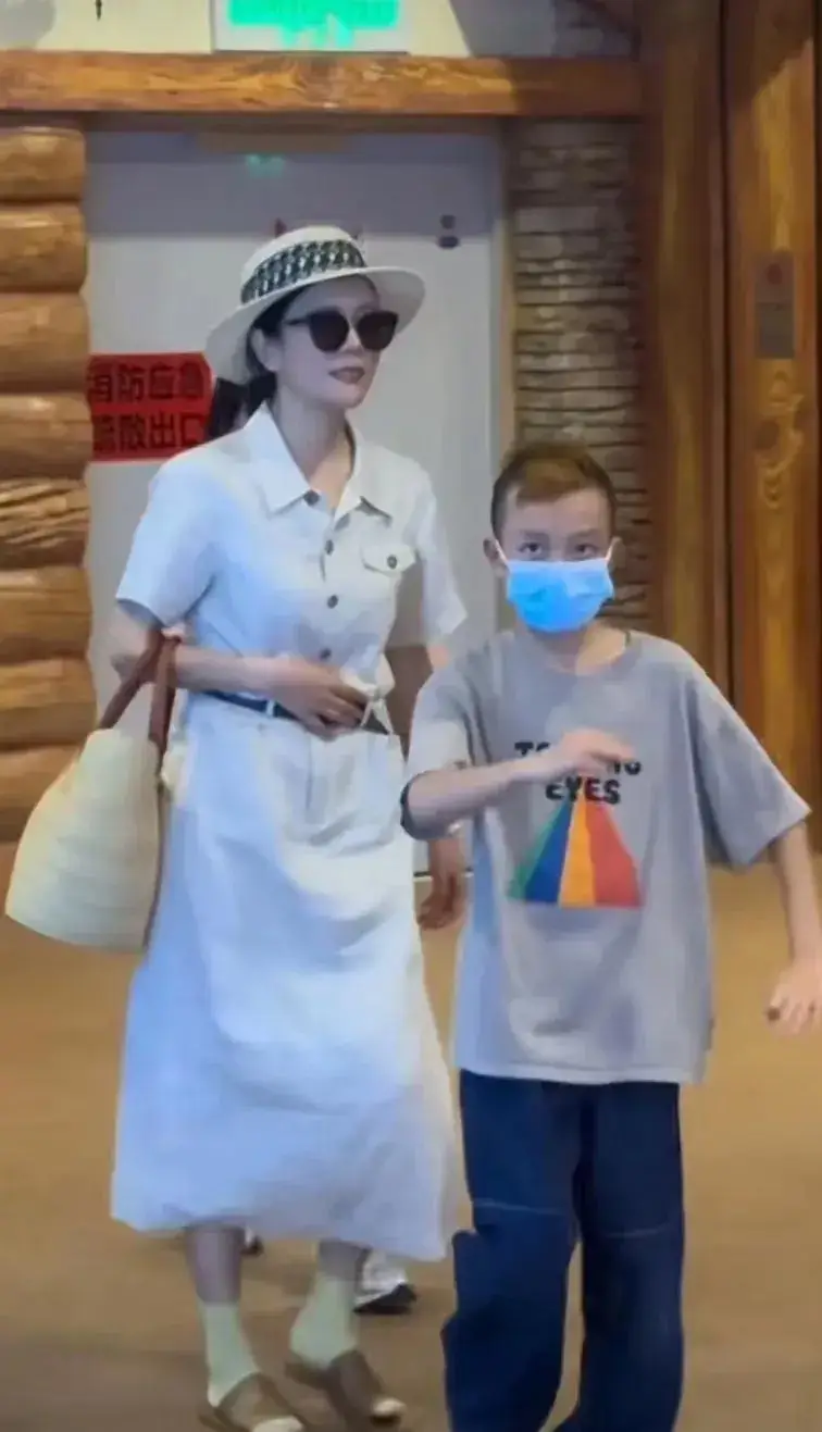 汪涵妻子生活差距_杨乐乐回应独自手术汪涵未陪同_杨乐乐特种兵式日程