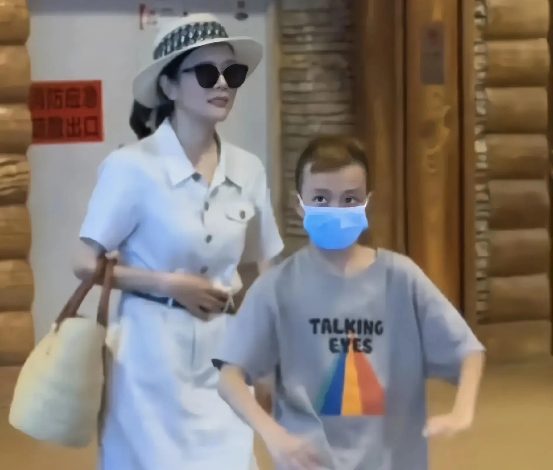 杨乐乐复出之路_杨乐乐汪涵中式庭院_杨乐乐回应独自手术汪涵未陪同