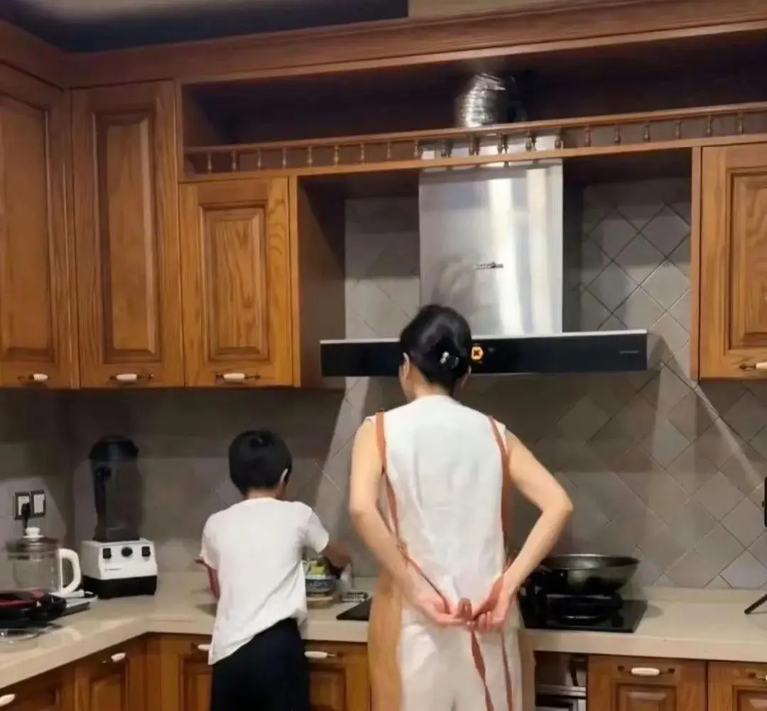 杨乐乐复出之路_杨乐乐汪涵中式庭院_杨乐乐回应独自手术汪涵未陪同