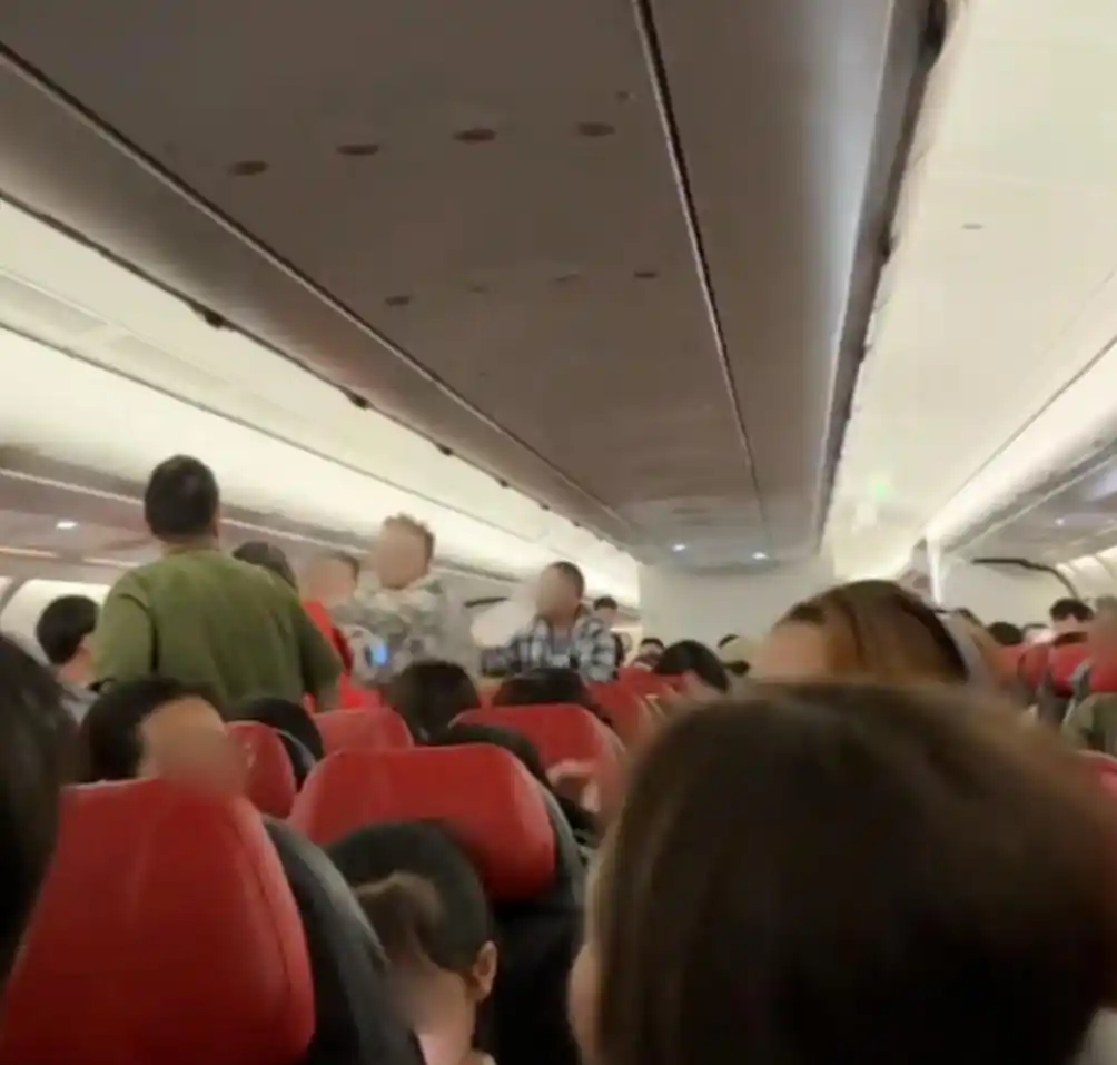 乘客在机场阻止插队被扇耳光_高空飞行冲突安全影响_航班乘客纠纷处理