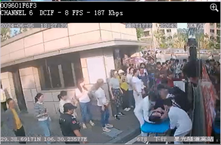 两江公交驾驶员薛孝尉_公交车司机晕倒_重庆公交司机送晕倒乘客去医院