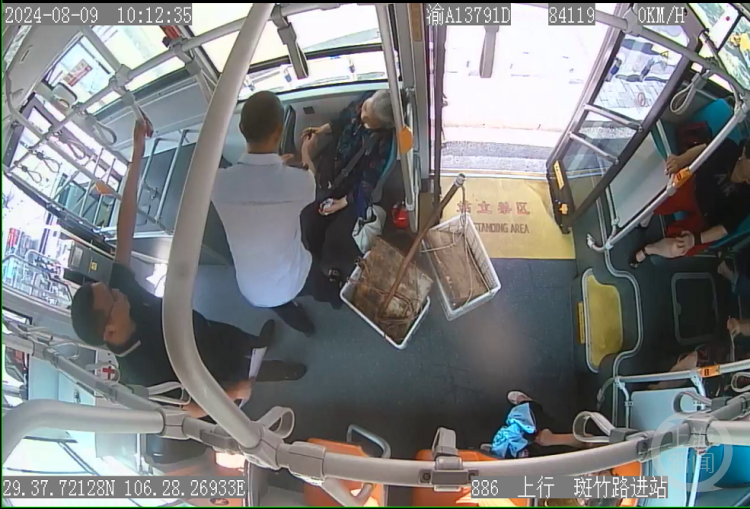 公交车司机晕倒_公交车驾驶员帮助晕倒老人_两江公交暖心服务
