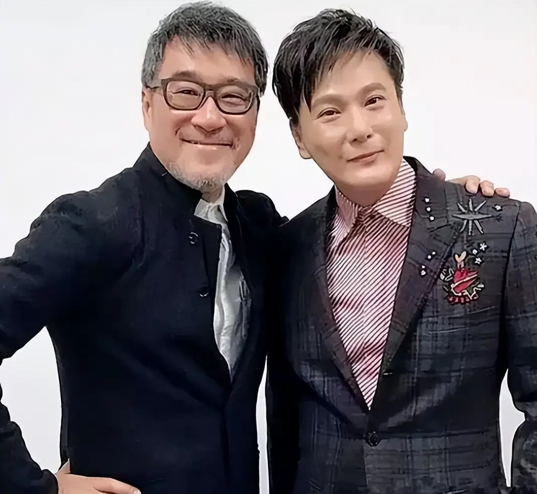 张信哲情歌王子代表作_张信哲朱小妹照片_张信哲音乐之路发展历程