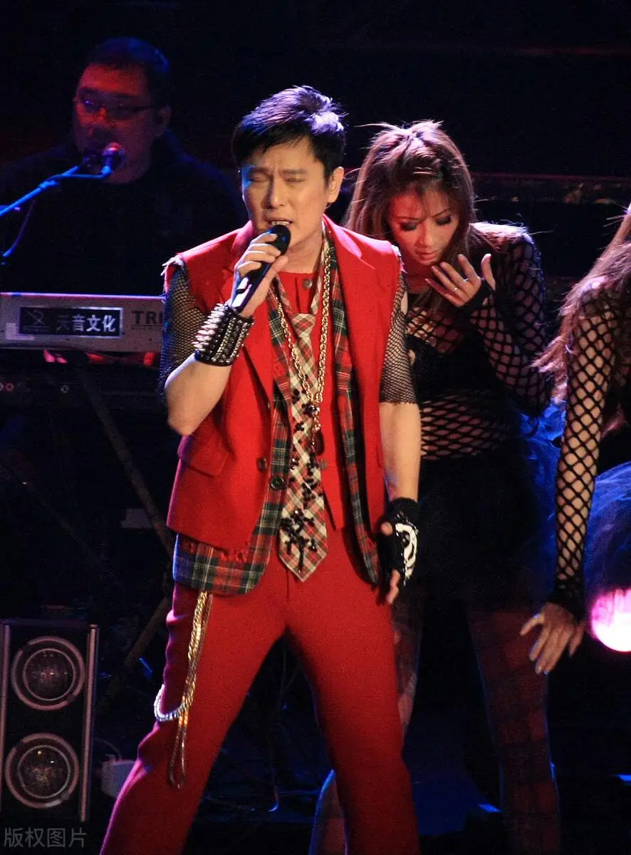 张信哲感情经历_张信哲朱小妹照片_张信哲情歌教主爱情故事