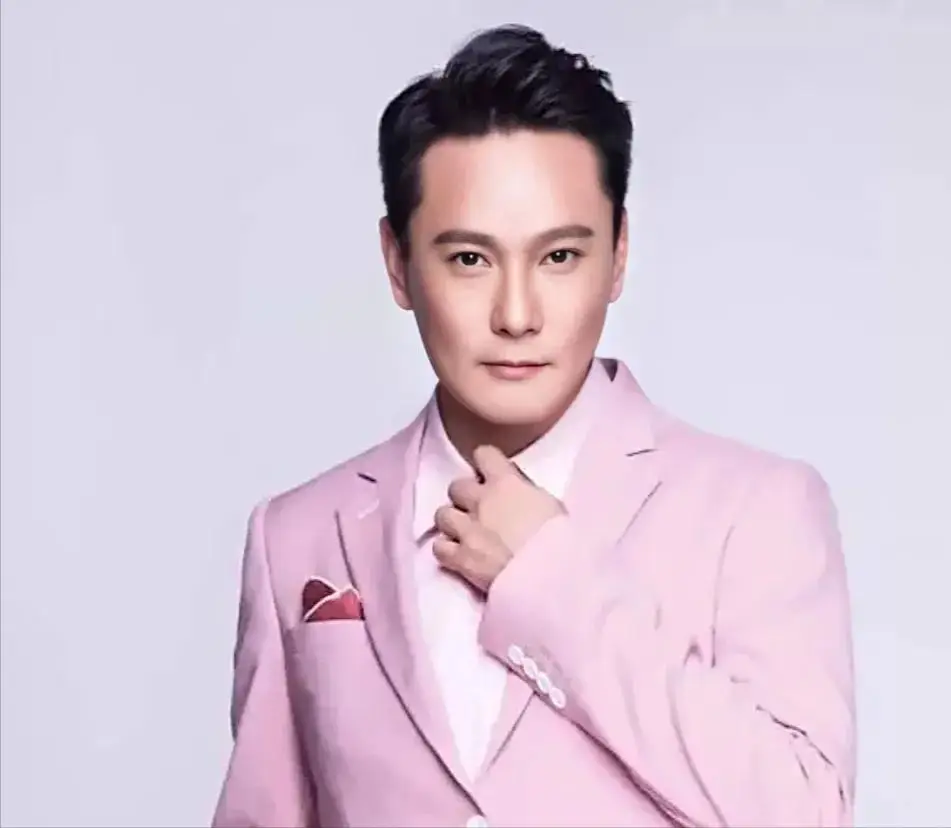 张信哲感情经历_张信哲朱小妹照片_张信哲情歌教主爱情故事