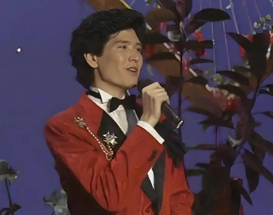 张信哲单身原因_张信哲朱小妹照片_选择单身的明星