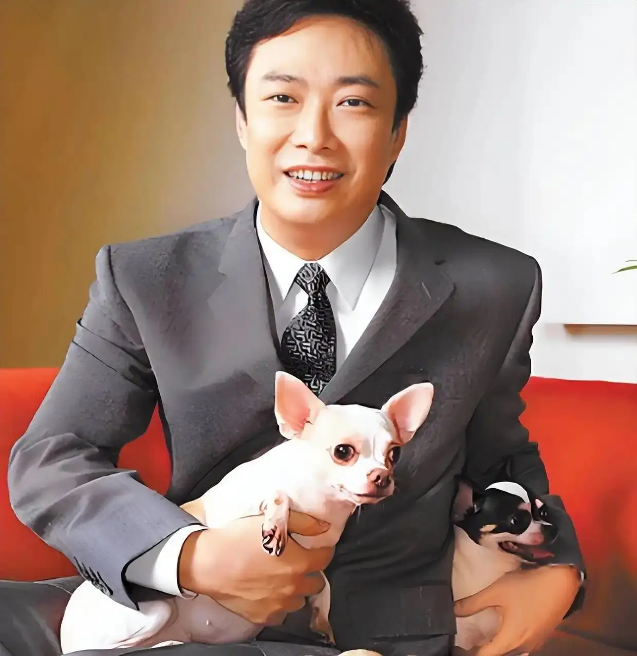 张信哲单身原因_张信哲朱小妹照片_选择单身的明星