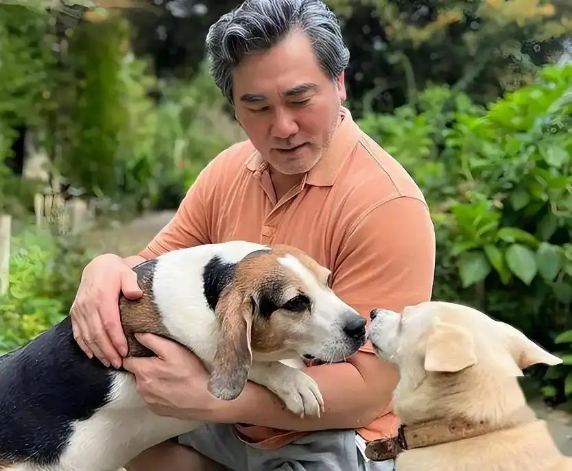 张信哲单身原因_选择单身的明星_张信哲朱小妹照片