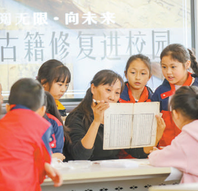 十四届全国人大一次会议选举产生新一届国家领导人_2023年国内十大新闻_最近国家大事新闻100字