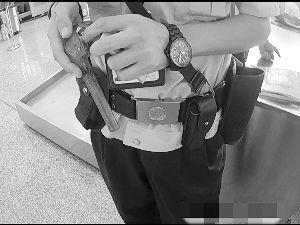 “大仙”为防身自制14把手枪 打钢珠能伤一片(图)