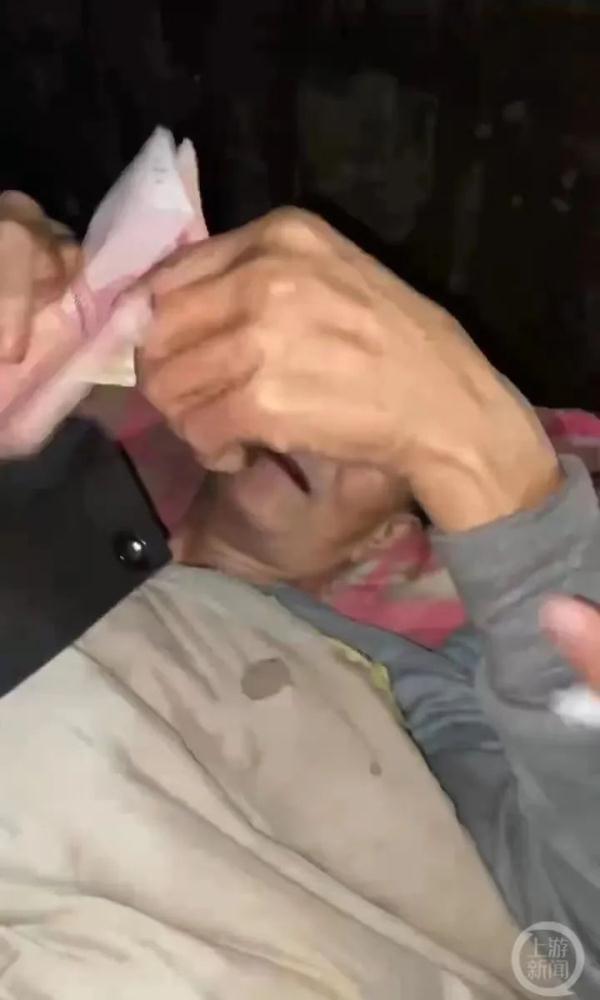 爷爷去世前流泪给孙女塞钱:参加不了你的婚礼,给你新婚买铺盖