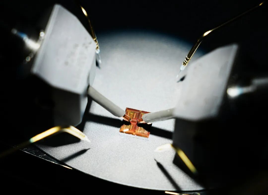 长缨架构芯片_二维超快闪存器件_全球首颗!中国研发全新架构闪存芯片