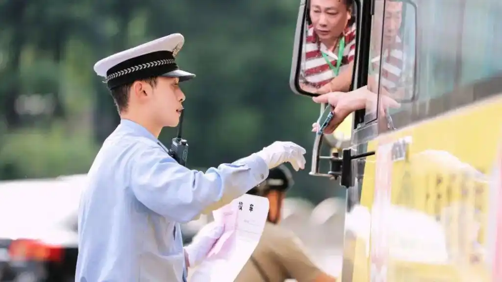 卷卷警官 执法视频 网友点赞_上海女学警“图图警官”火出圈